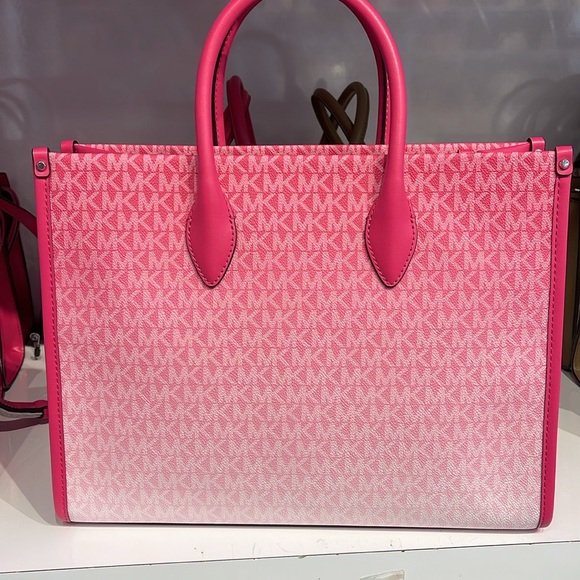 Michael Kors Mirella Medium Ombré Logo EW Tote Bag
Dragonfruit
NWT - Picture 9 of 14